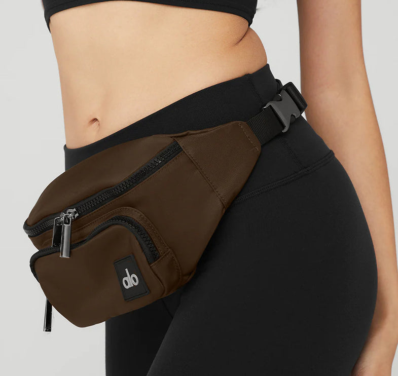 Alo Yoga Women's Explorer Fanny Pack Espresso