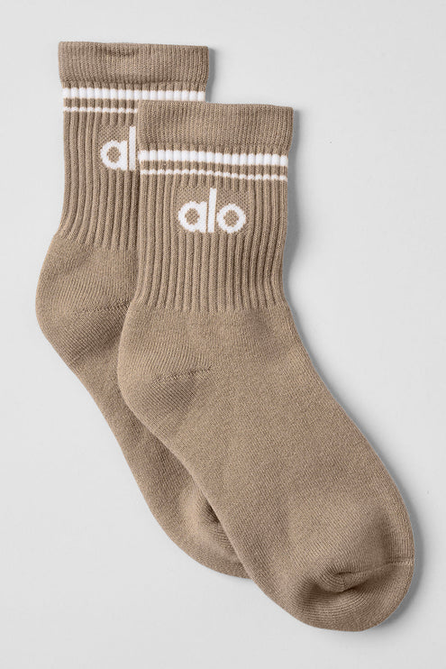 alo Women's Unisex Half-Crew Throwback Sock - Gravel/White