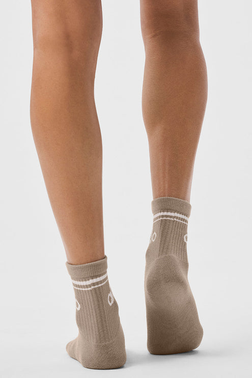 alo Women's Unisex Half-Crew Throwback Sock - Gravel/White