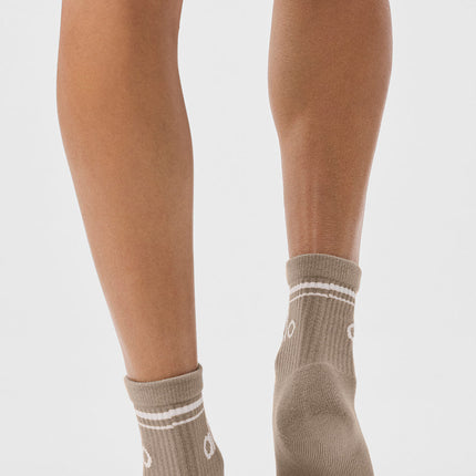 alo Women's Unisex Half-Crew Throwback Sock - Gravel/White