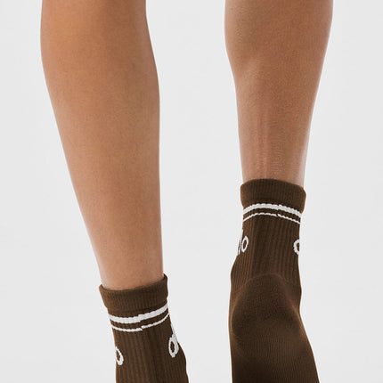 alo Women's Unisex Half-Crew Throwback Sock - Espresso/White