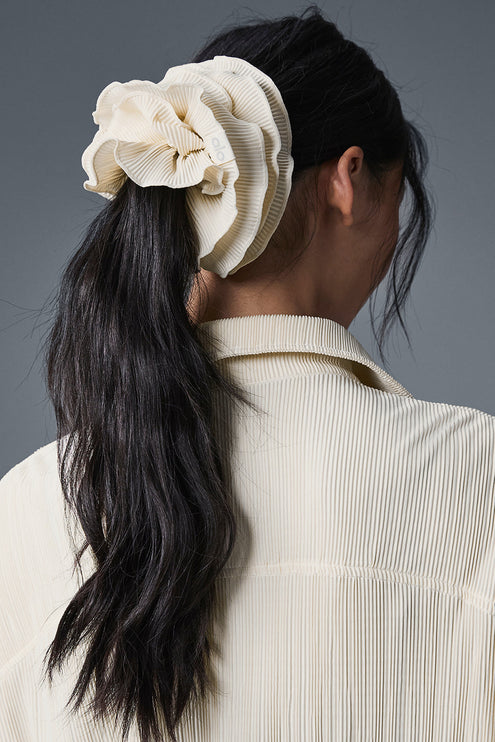 alo Women's Micro Plisse Oversize Scrunchie - Oat Milk