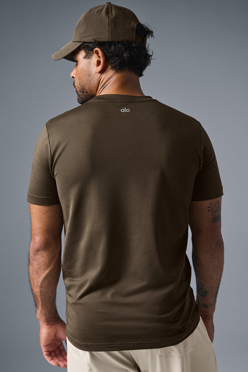 alo Men's Conquer Reform Crewneck Short Sleeve - Espresso