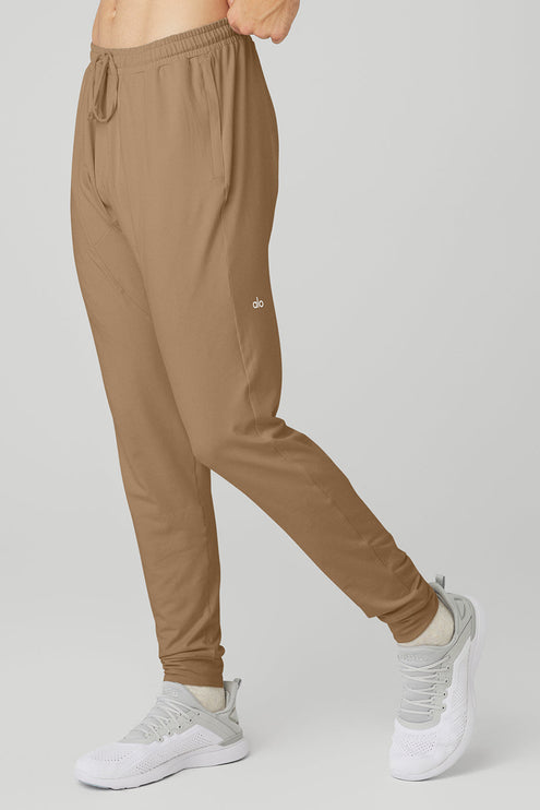 alo Men's Conquer Revitalize Pant - Gravel