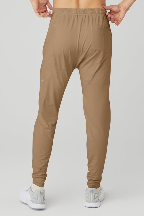 alo Men's Conquer Revitalize Pant - Gravel