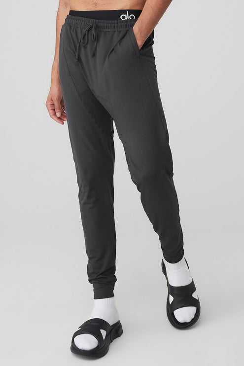 alo Men's Conquer Revitalize Pant - Anthracite