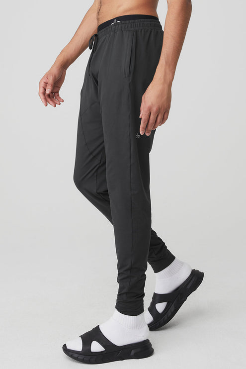 alo Men's Conquer Revitalize Pant - Anthracite