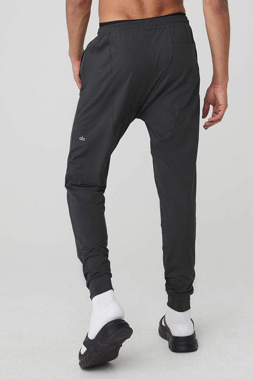 alo Men's Conquer Revitalize Pant - Anthracite