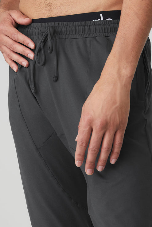 alo Men's Conquer Revitalize Pant - Anthracite
