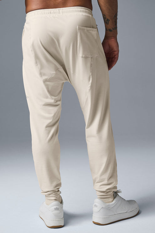 alo Men's Conquer Revitalize Pant - Bone