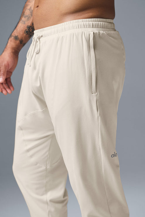 alo Men's Conquer Revitalize Pant - Bone