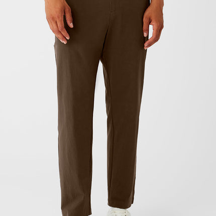 alo Men's Co-Op Cropped Tech Trouser - Espresso