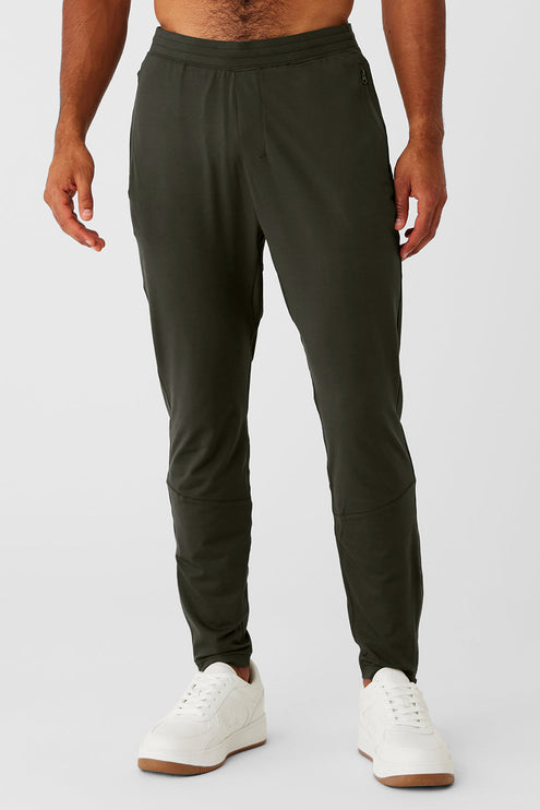 alo Men's Conquer React Performance Pant - Stealth Green