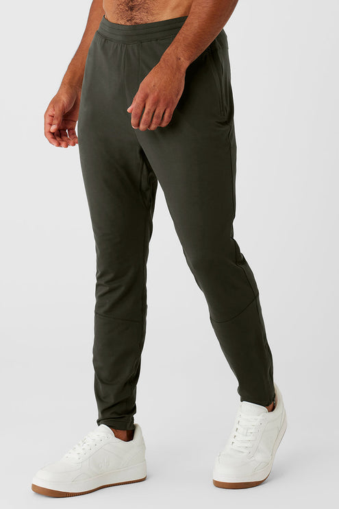 alo Men's Conquer React Performance Pant - Stealth Green