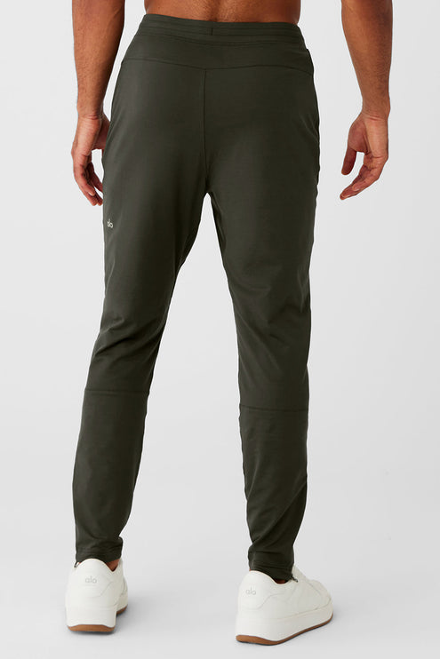 alo Men's Conquer React Performance Pant - Stealth Green