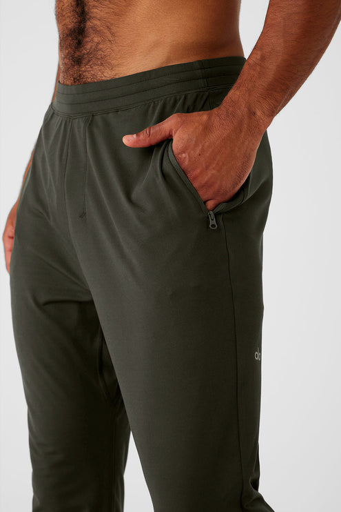 alo Men's Conquer React Performance Pant - Stealth Green