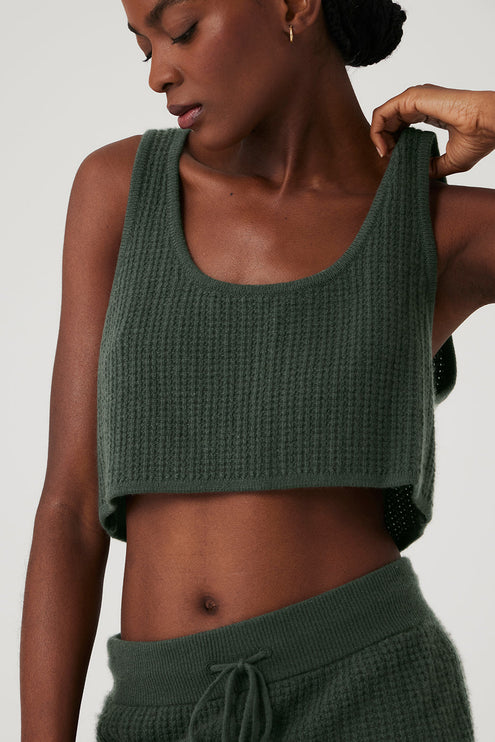 alo Women's Cashmere Plush Waffle Cropped Tank - Dark Cactus