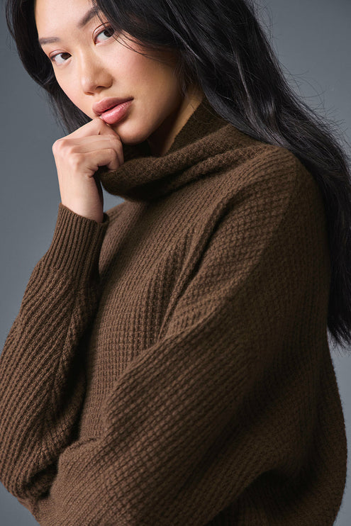 alo Women's Cashmere Plush Waffle Turtleneck Pullover - Espresso