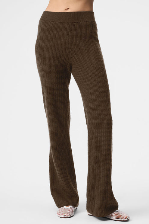 alo Women's Cashmere High-Waist Plush Waffle Pant - Espresso