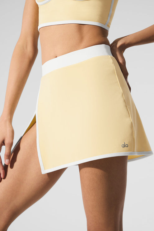 alo Women's Airbrush Streamlined Skirt - Warm Butter/White